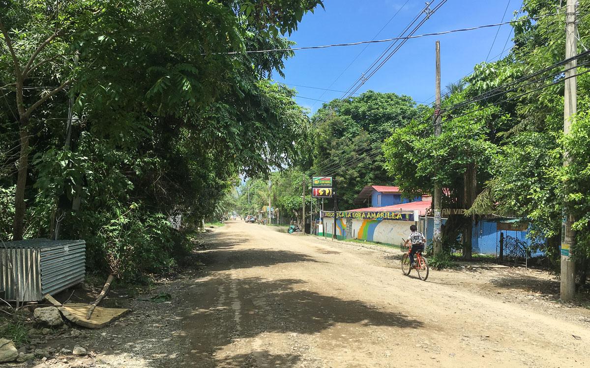 santa-teresa-costa-rica-strasse-piste-schlagloecher