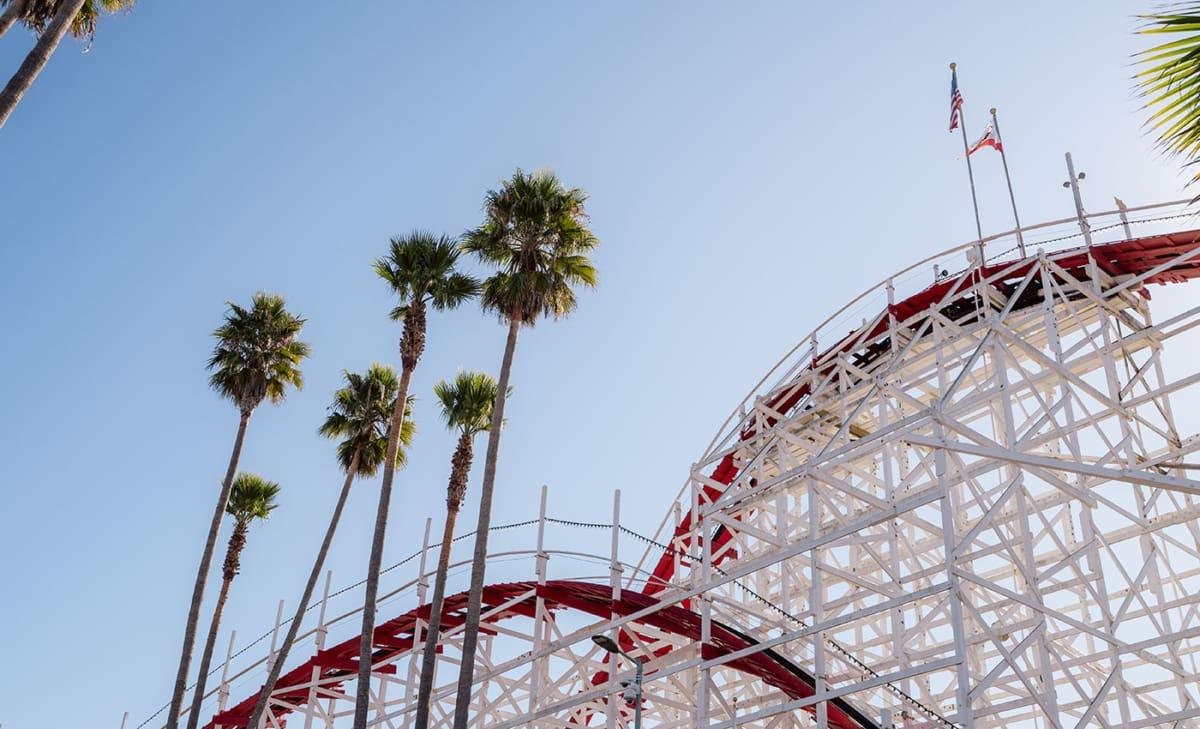 Giant Dipper, une montagne russe en bois historique de 1924 au Santa Cruz Boardwalk