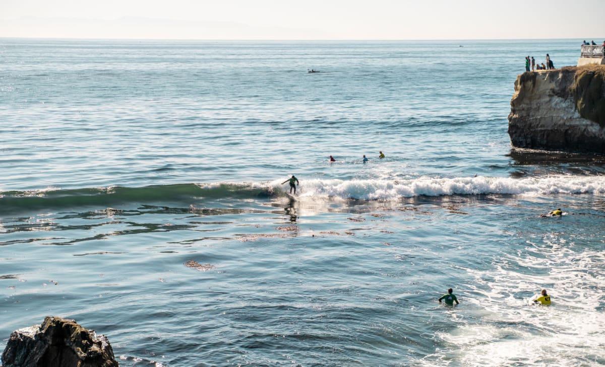 Surfer se promenant le long du West Cliff Drive, Santa Cruz