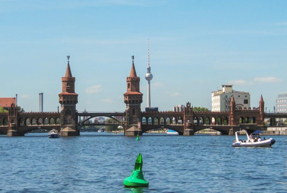 Spree-vaart met boot Berlijn. Oberbaumbrücke Kreuzberg en Fernsehturm.