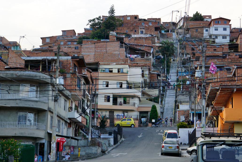 Escaliers raides dans la Comuna 13 à Medellín