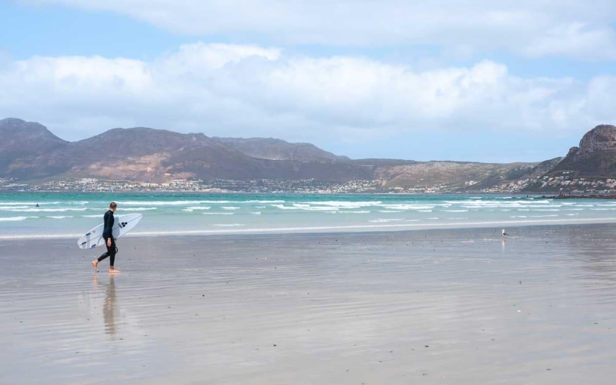 Plage de Muizenberg est la plus belle plage pour les surfeurs