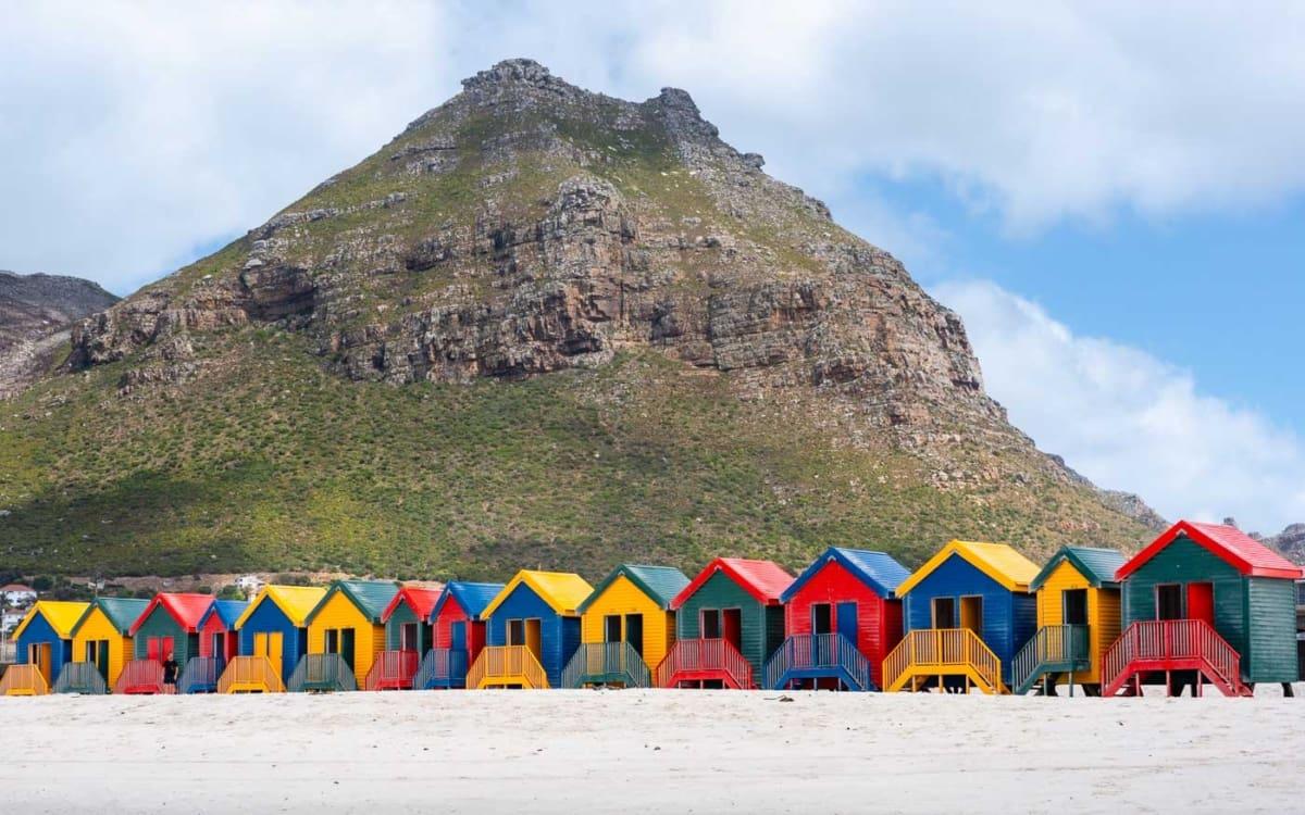 Plage de Muizenberg : Plage de surfeurs avec les célèbres cabines de plage colorées