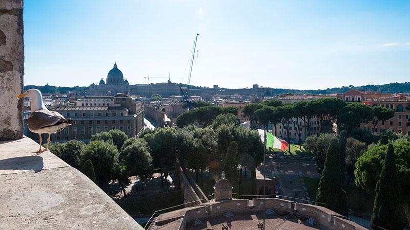 Uitzicht vanuit de Engelenburcht op Vaticaan, Sint-Pietersbasiliek en vluchtweg (Passetto)