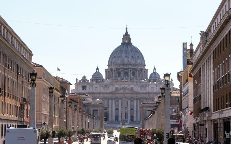 Uitzicht op Vaticaan en Sint-Pietersbasiliek vanuit de richting Engelenburcht