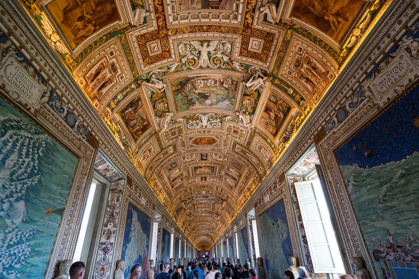 Dicht op elkaar gepakt op weg naar de Sixtijnse Kapel in de Vaticaanse Musea