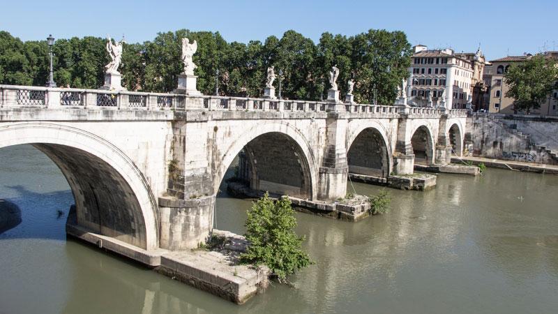 De Engelenbrug in Rome direct bij de Engelenburcht