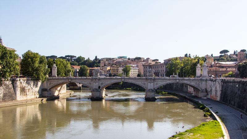 Uitzicht in Rome vanaf de Engelenbrug op de Tiber