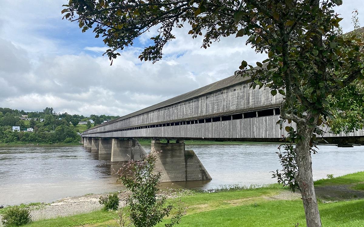 Le pont couvert le plus célèbre est le pont Hartland dans la ville de Hartland avec 390,75 m.