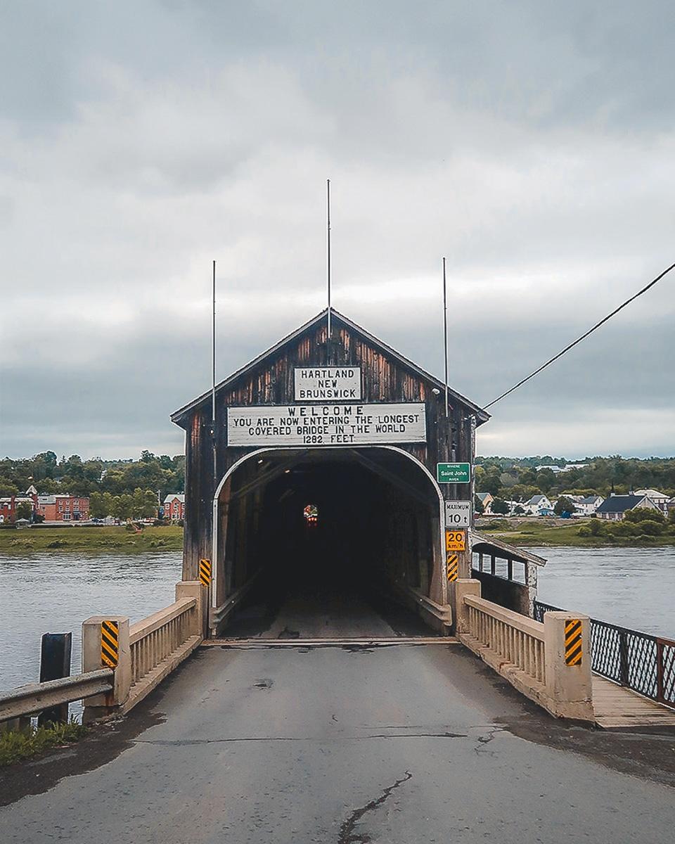 Accès au pont couvert à Hartland, Nouveau-Brunswick