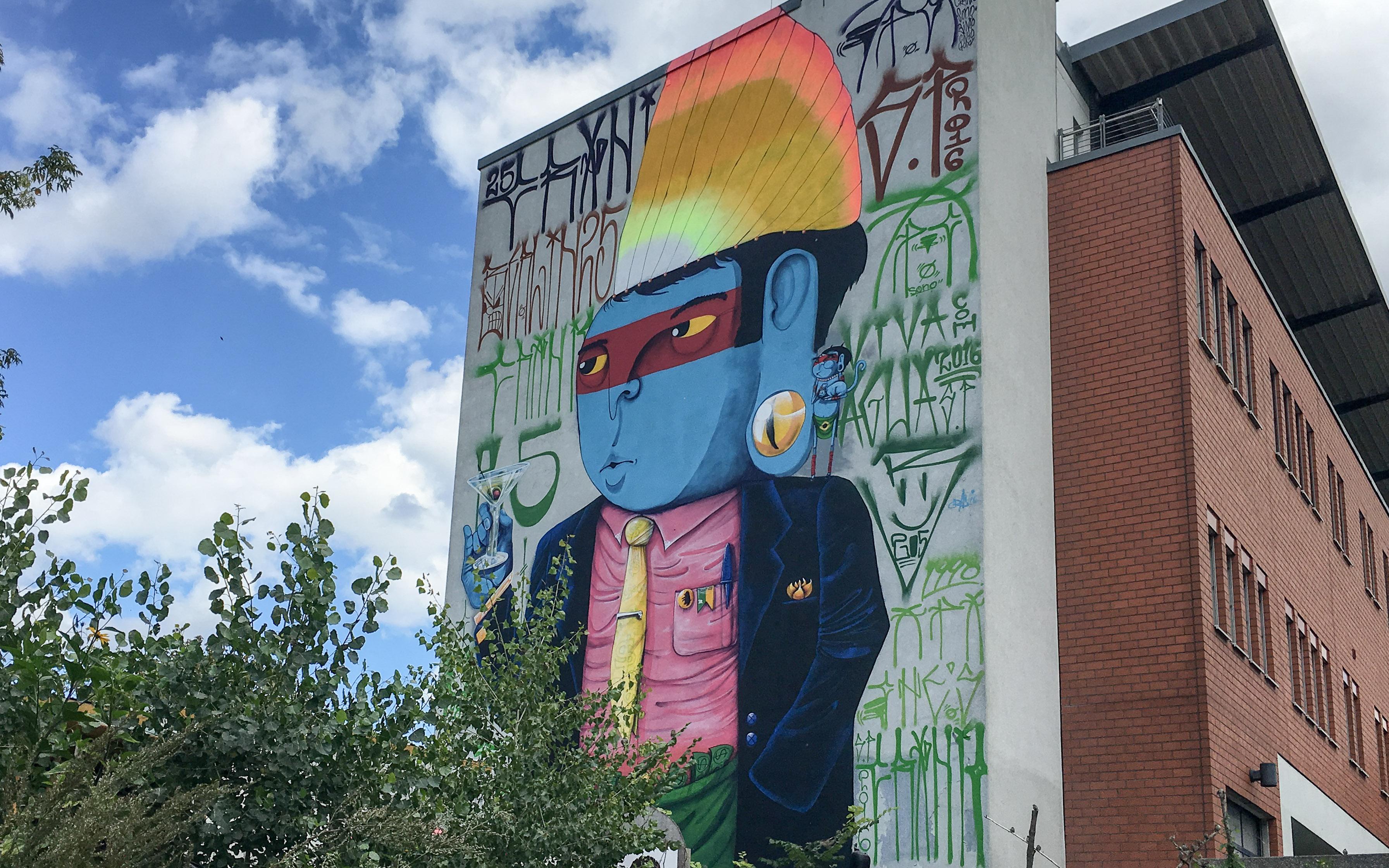 Blauwe indiaan punk aan Holzmarkt Berlijn | Cranio