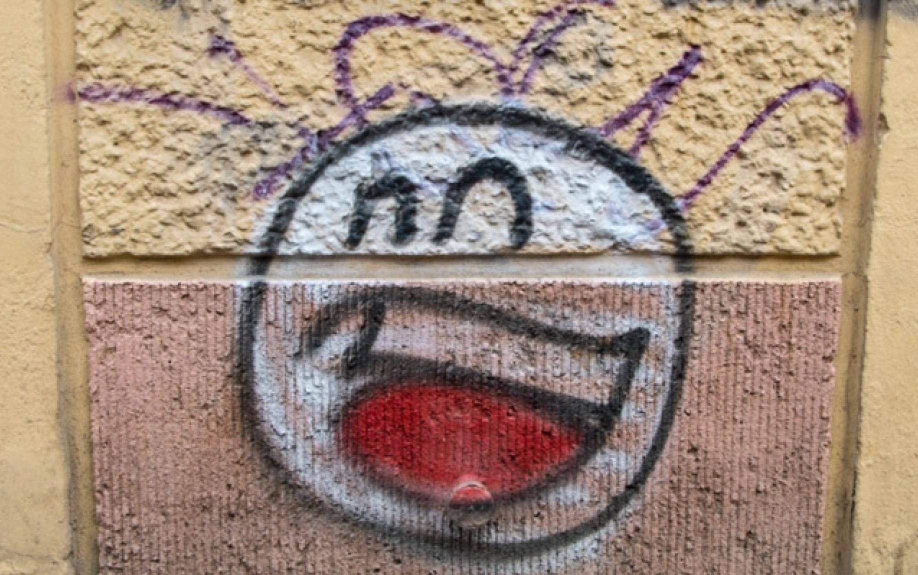 Prost straatkunst in Berlijn met lachende gezichten
