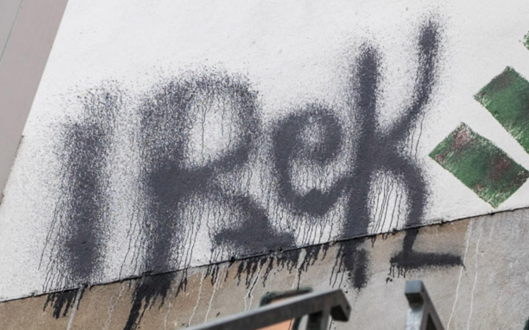 Straatkunst met brandblusser in Berlijn