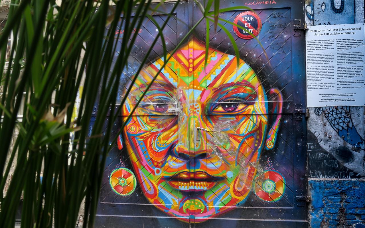 Inheemse straatkunst in de binnentuin van Haus Schwarzenberg, Hackescher Markt Berlijn