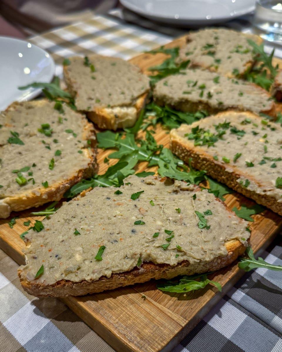 Bigilla: Bean paste on bread; typical food in Malta