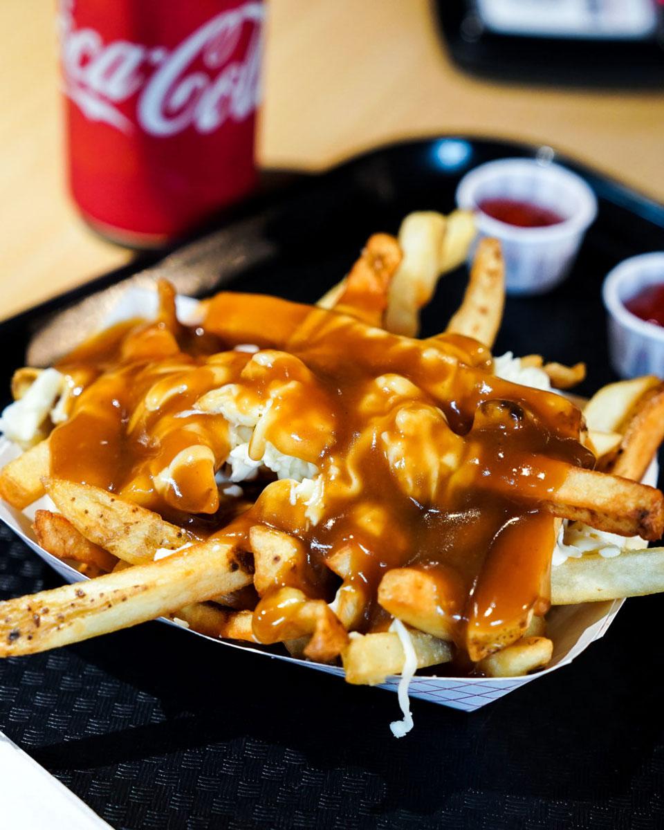 Manger de la poutine à Winnipeg au Skinner's