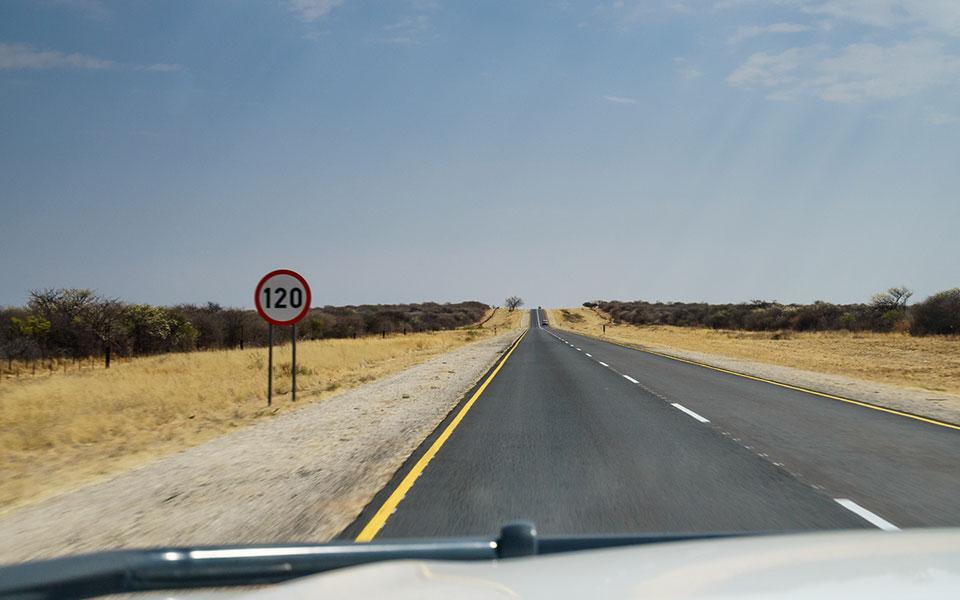 Route goudronnée de Windhoek au plateau Waterberg