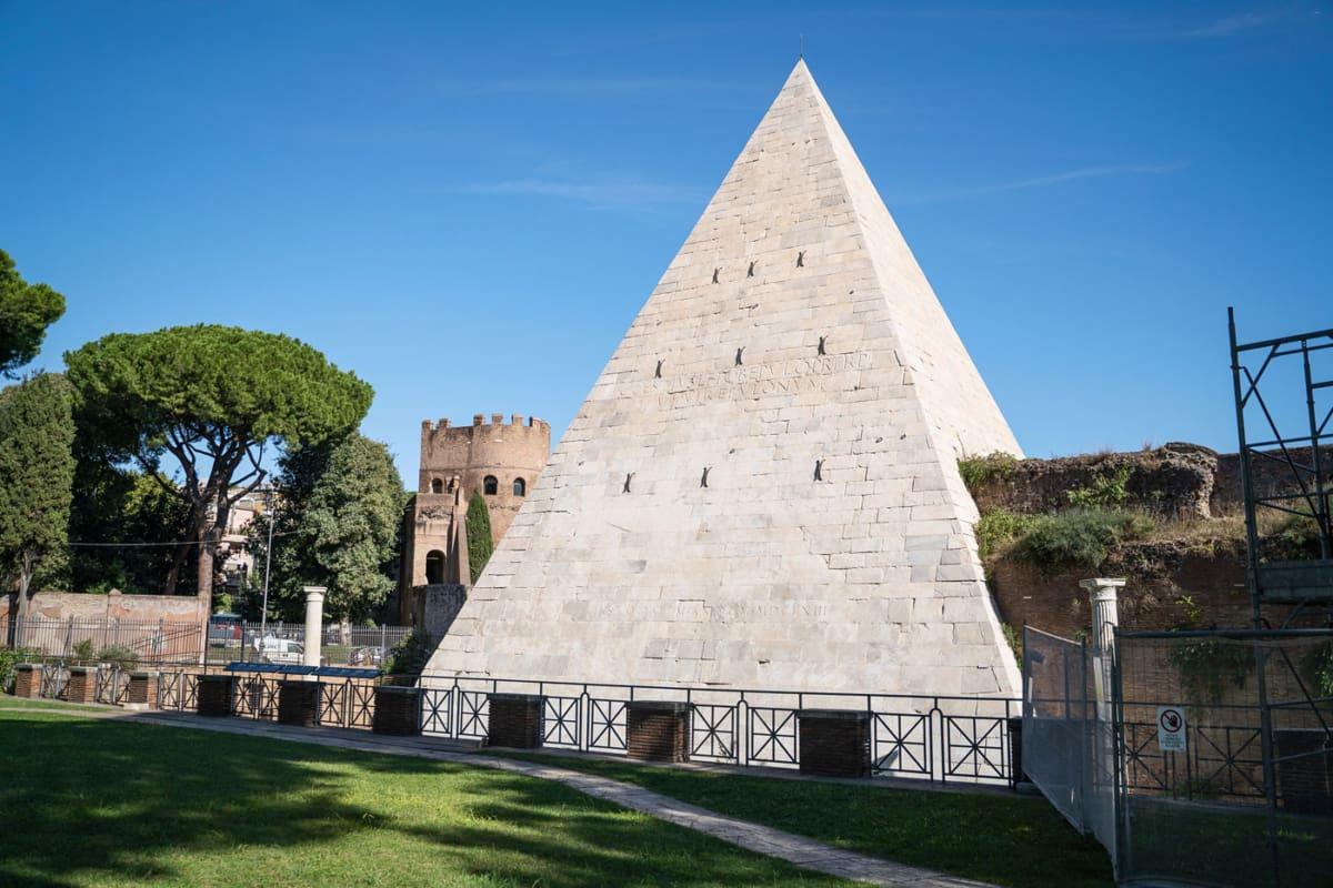 Pyramide van Caius Cestius in Testaccio Rome