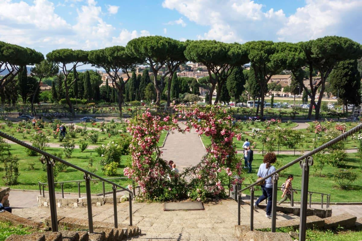 Rozenhof op de Aventin in Rome in april