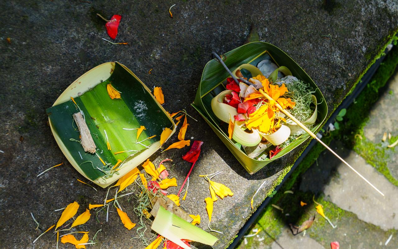 best-excursions-ubud-offerings-pura-ulun-danu-bratan