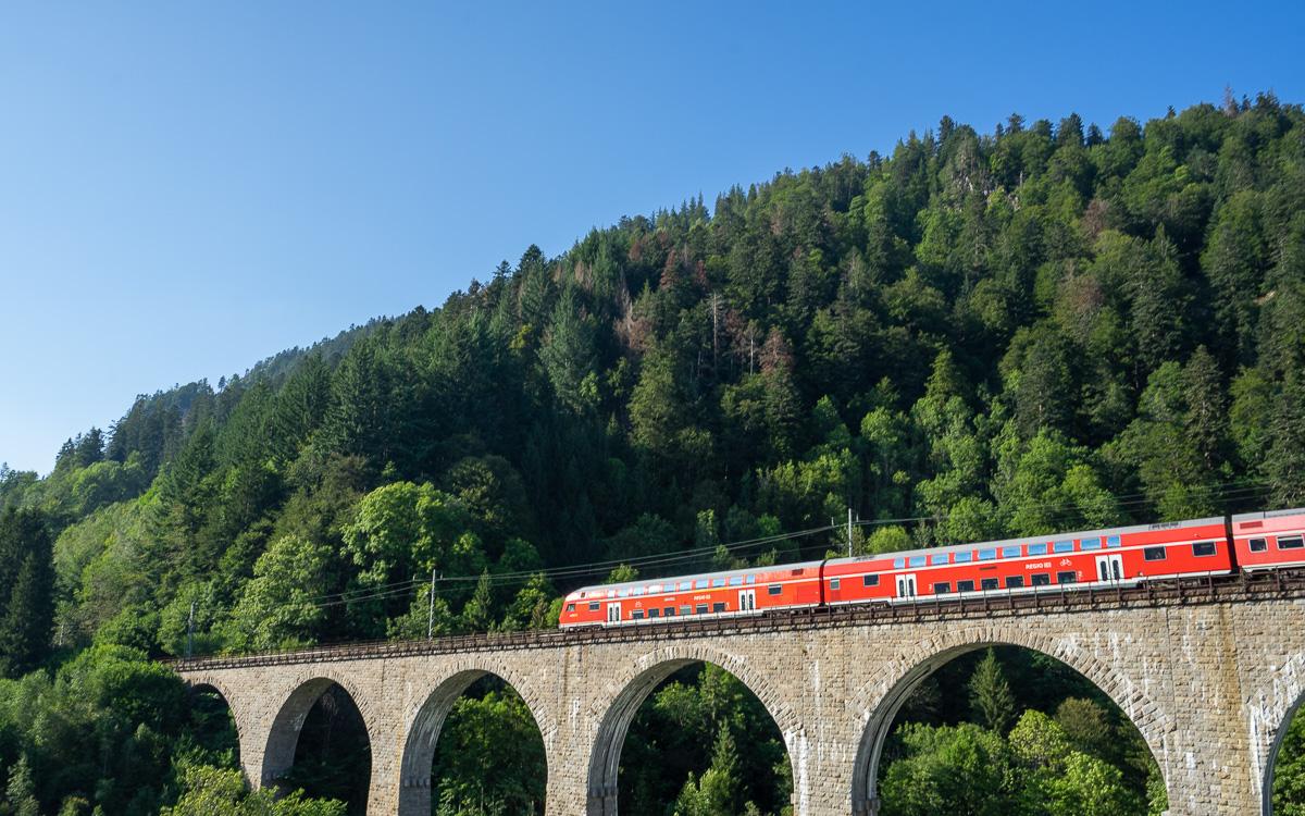 Die Höllentalbahn am Ende der Ravennaschlucht.