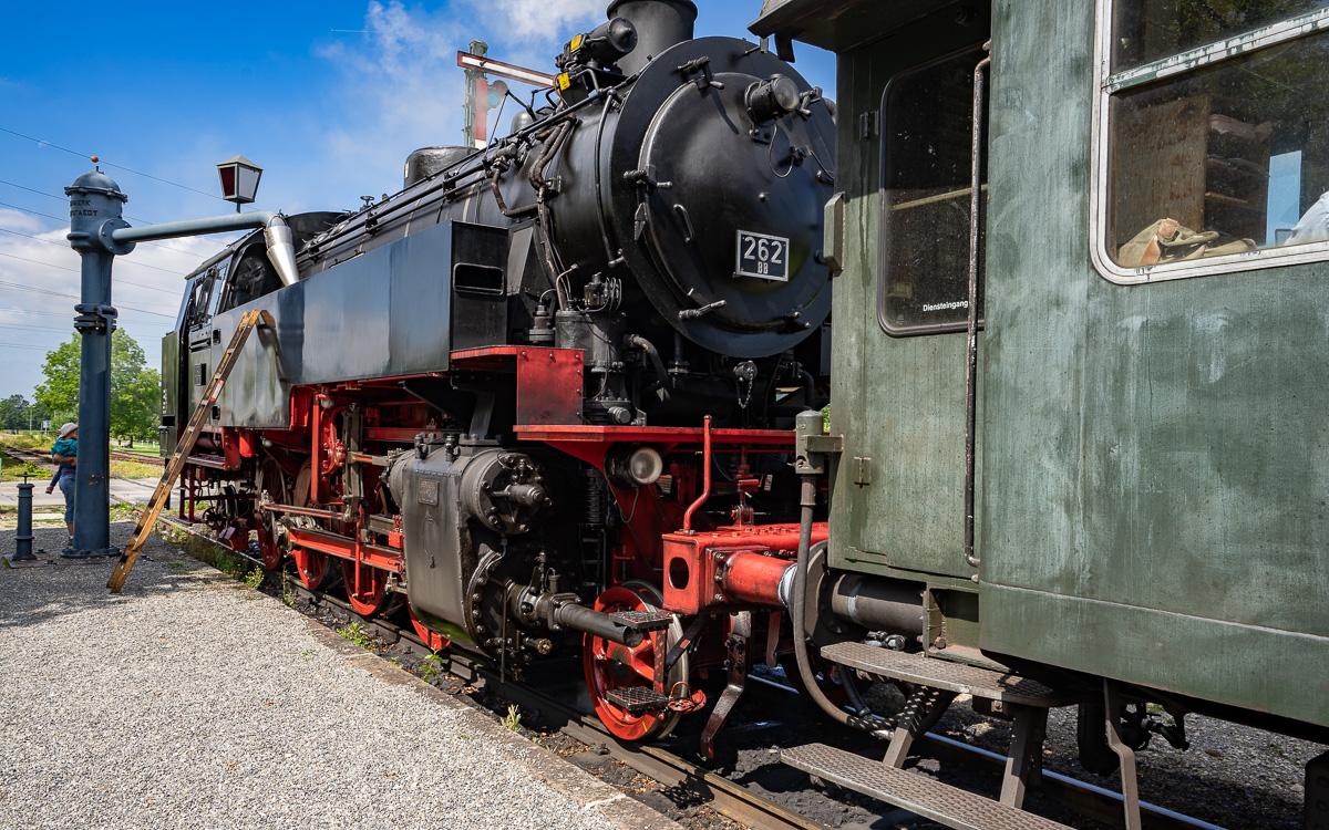 Die historische Dampflok der Sauschwänzlebahn beim Schwarzwald Roadtrip