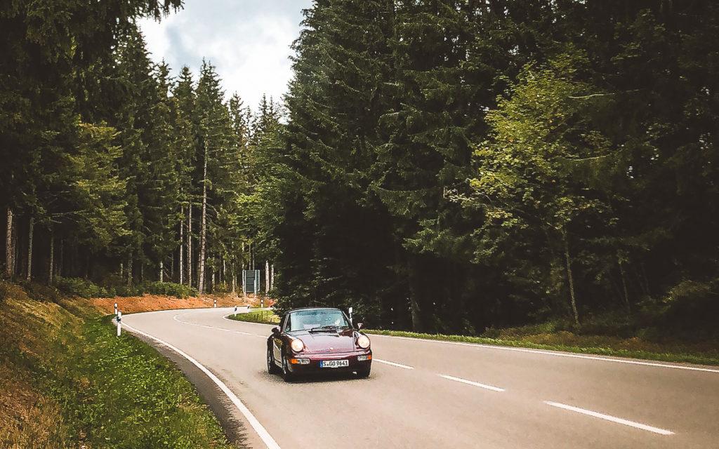Zwarte Woud Hoogweg met een oude Porsche Cabrio