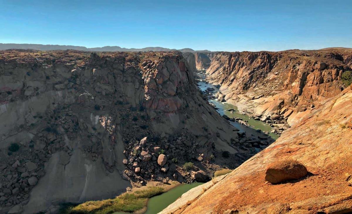 De Oranjerivier stroomt in het Augrabies Falls National Park in een diepe kloof