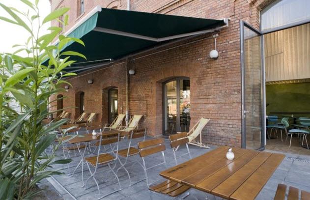 Terras in de hof bij het Pfefferbett Hostel in Berlijn