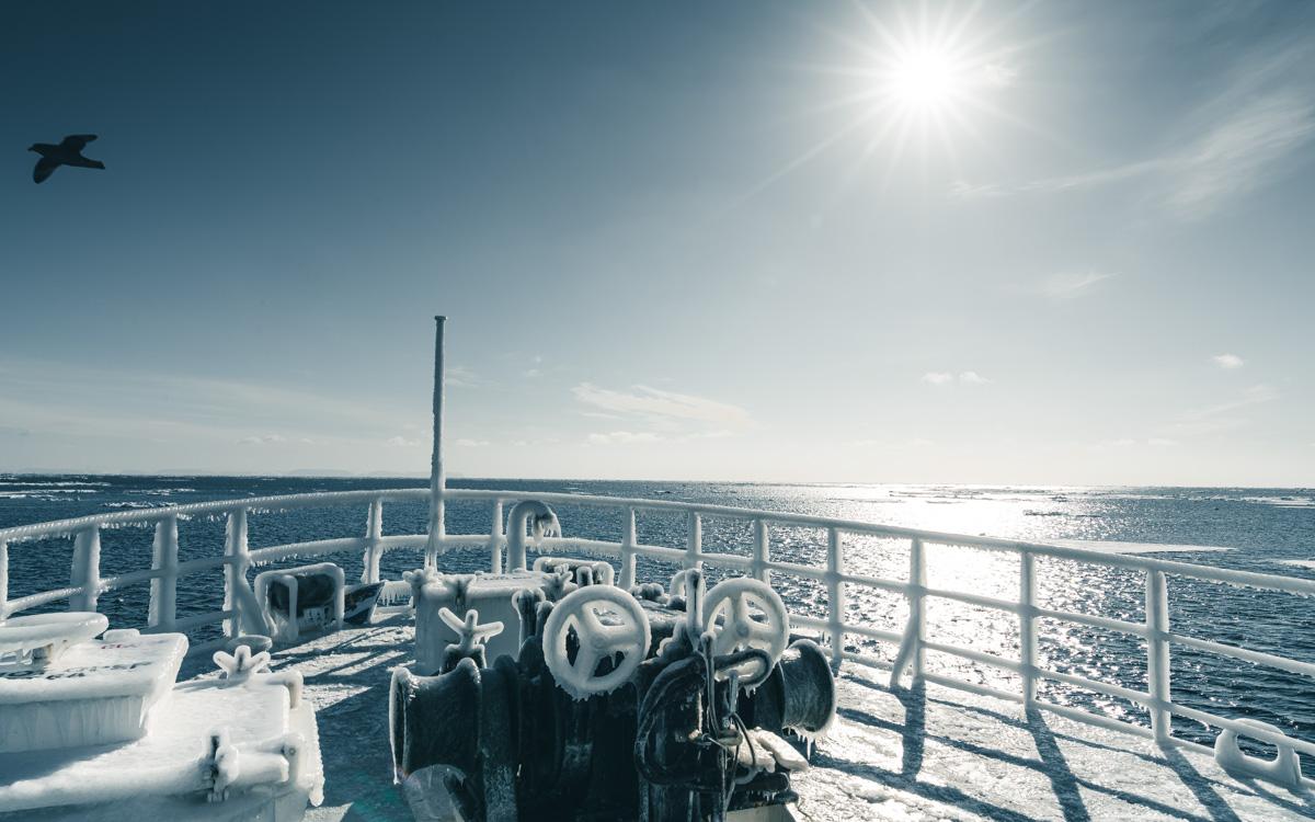 ice-layer-ship-spitsbergen