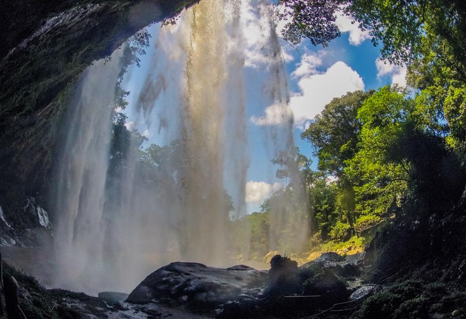 Misol-Ha hinter dem Wasserfall