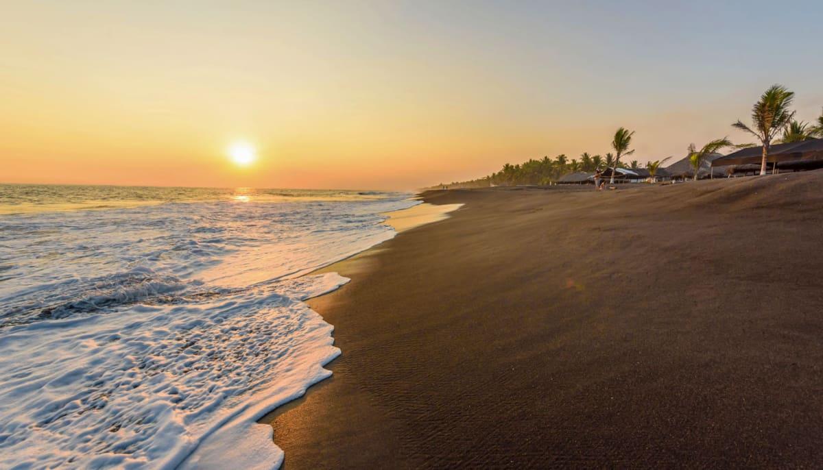 Zwarte strand in Monterrico, Guatemala
