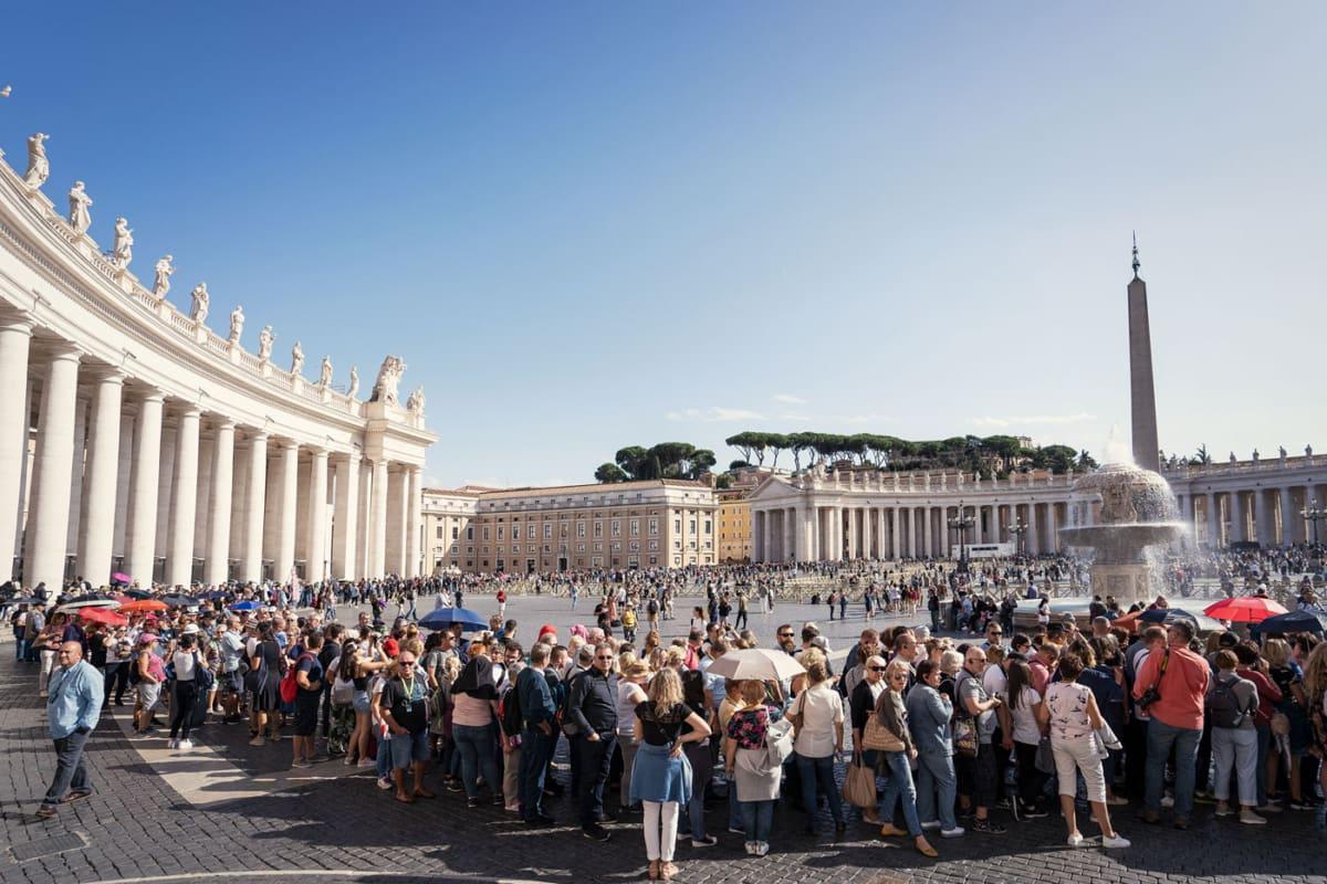 Queue at St. Peter's Basilica in Rome / Vatican City