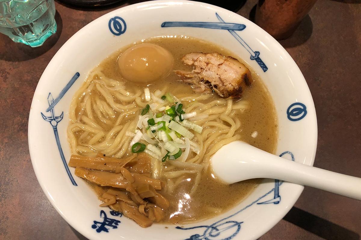 Een kom ramen in Tokio naar Tonkotsu stijl