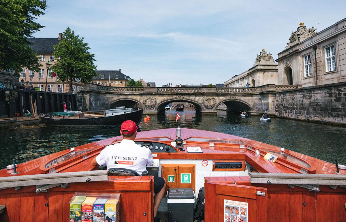 Tour en bateau sur le canal