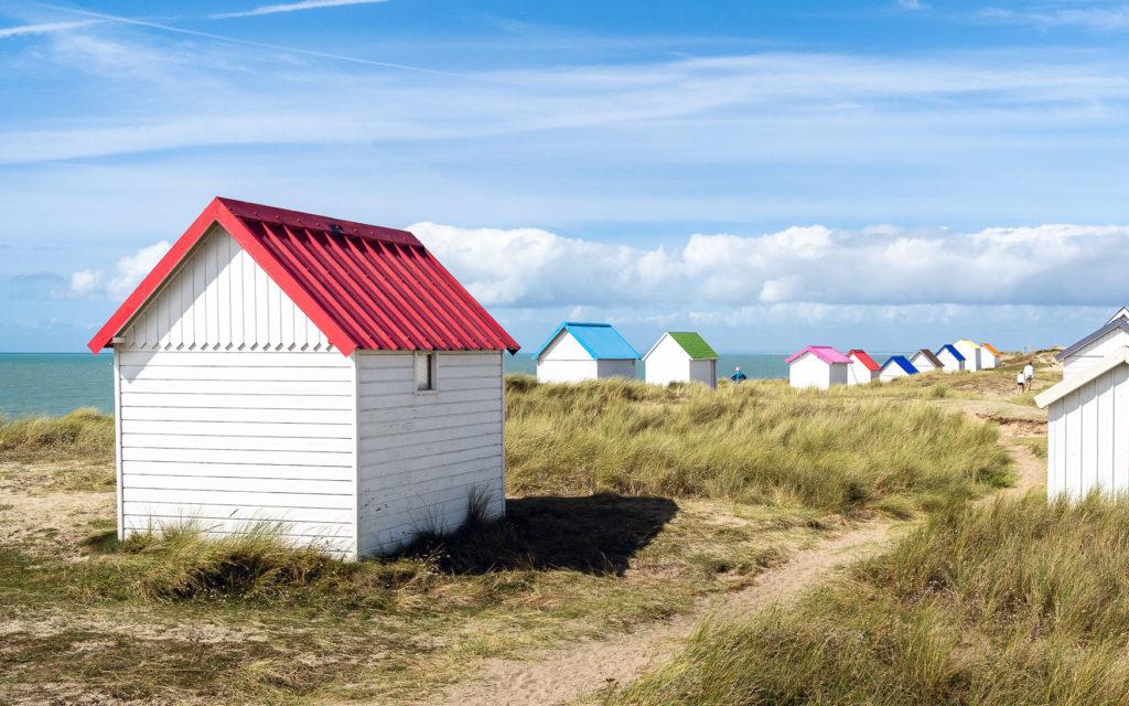 Maisons de plage colorées à Gouville-sur-Mer