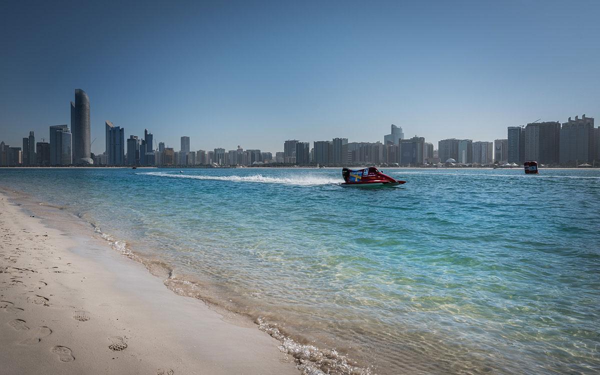 Vue de la skyline d'Abou Dhabi depuis Heritage Village