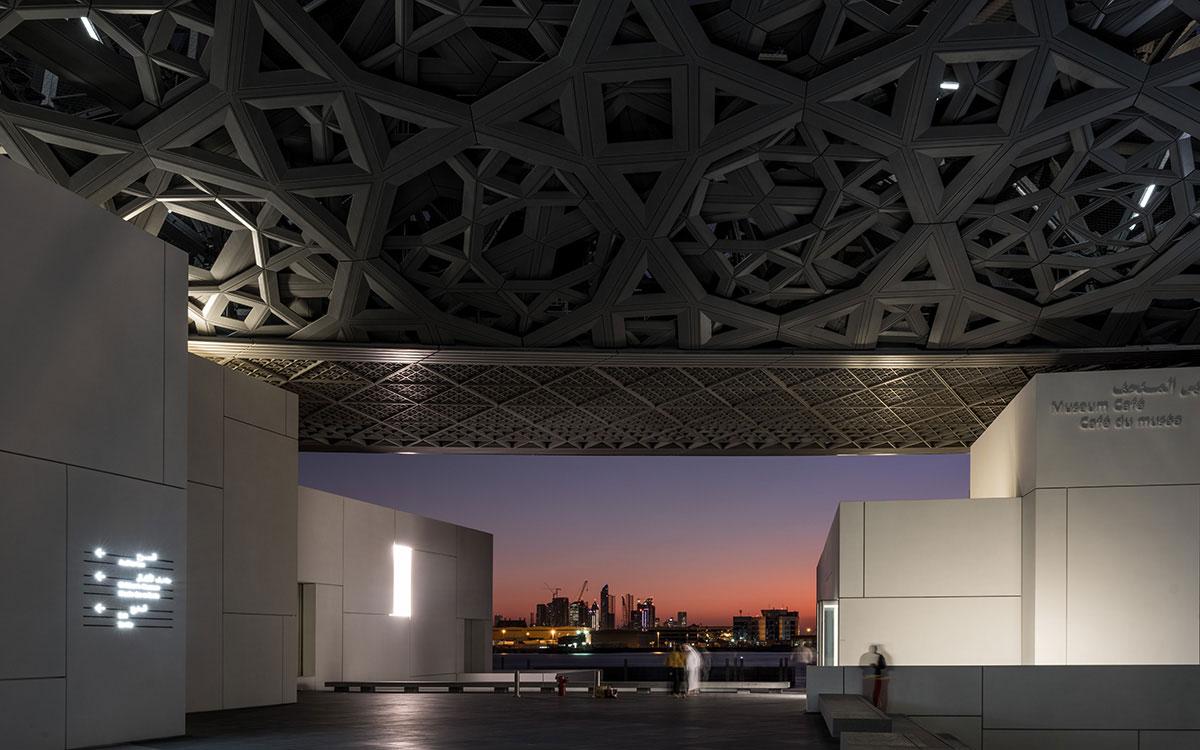 Louvre Abou Dhabi coucher de soleil vue sur la skyline