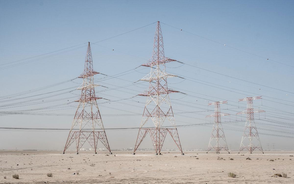 Lignes électriques désert d'Abou Dhabi | @Jens Burger Fotografie