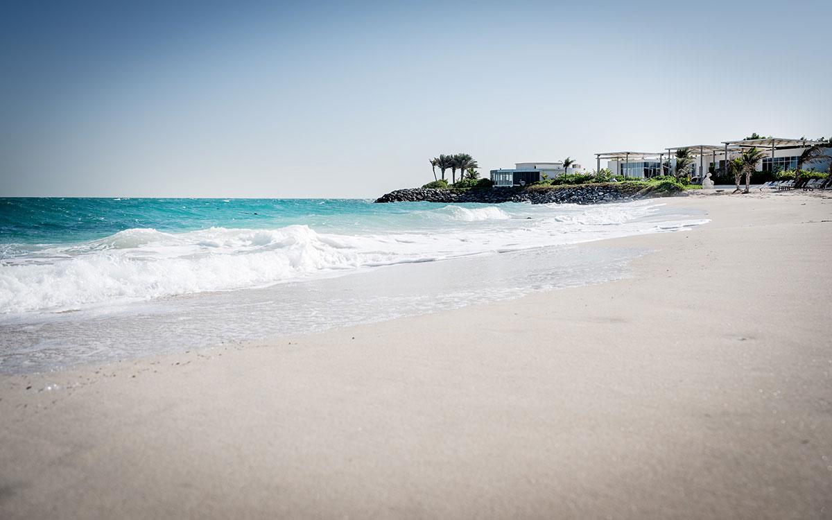 Plage de sable sur l'île Zaya Nurai