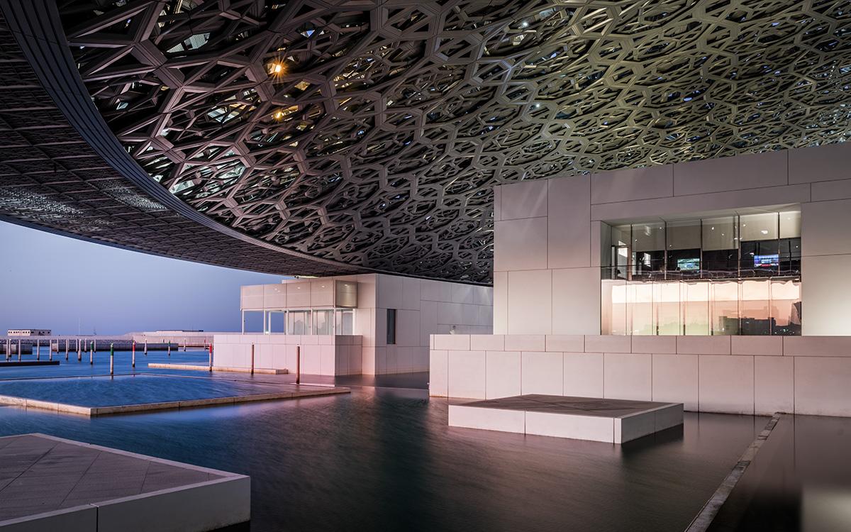 Abou Dhabi Louvre construit sur l'eau