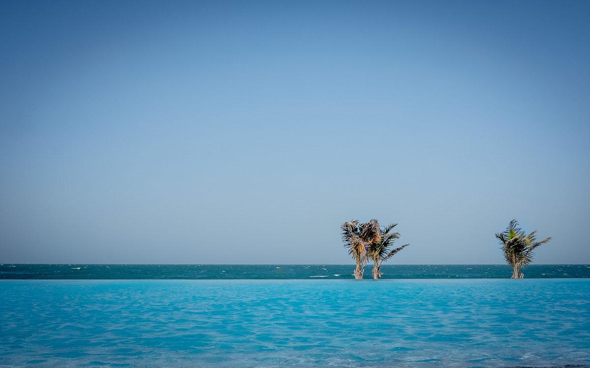 zaya-nurai-piscine-vue-mer