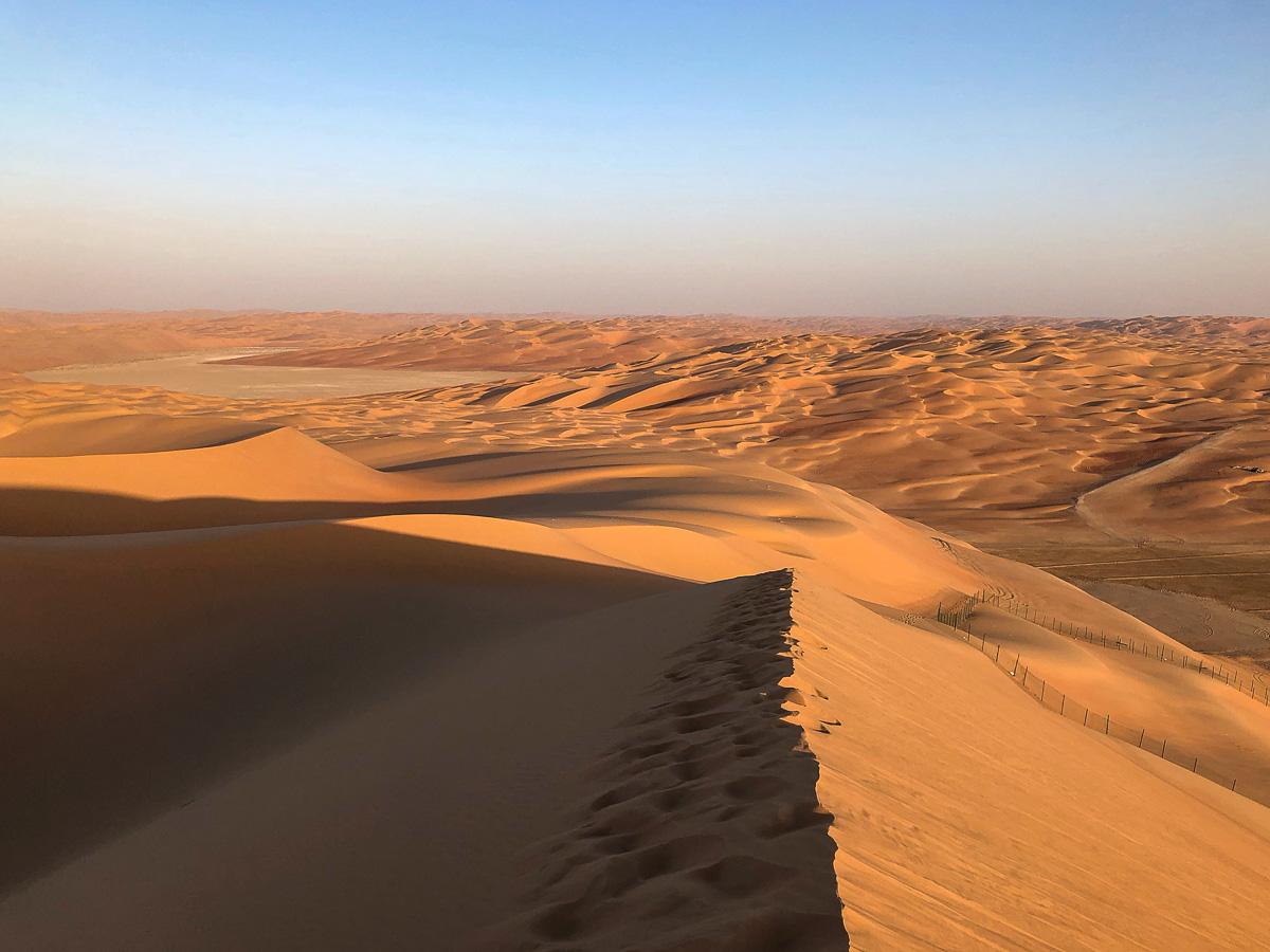 Au sommet de la dune de Moreeb Abou Dhabi