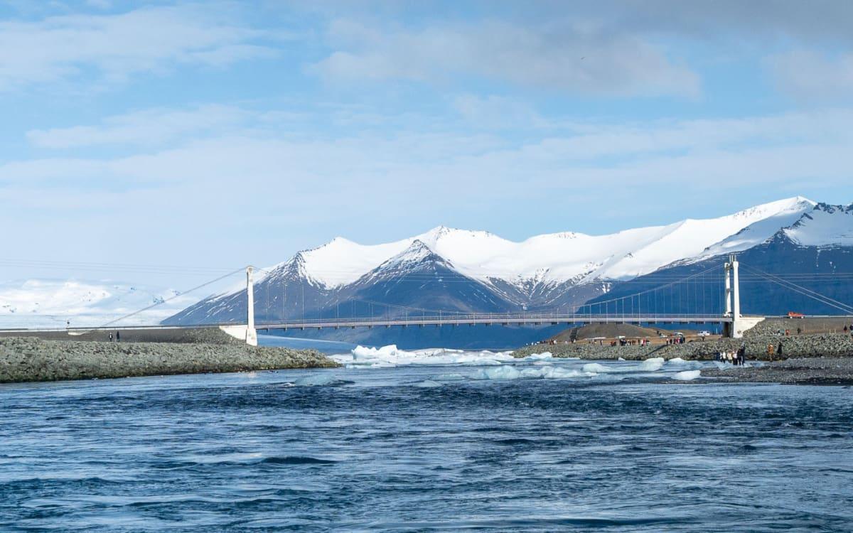 Influent glacier lagoon Jökulsarlon in winter
