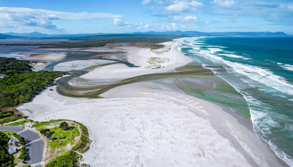 Luchtfoto Grotto Beach, Hermanus in Zuid-Afrika