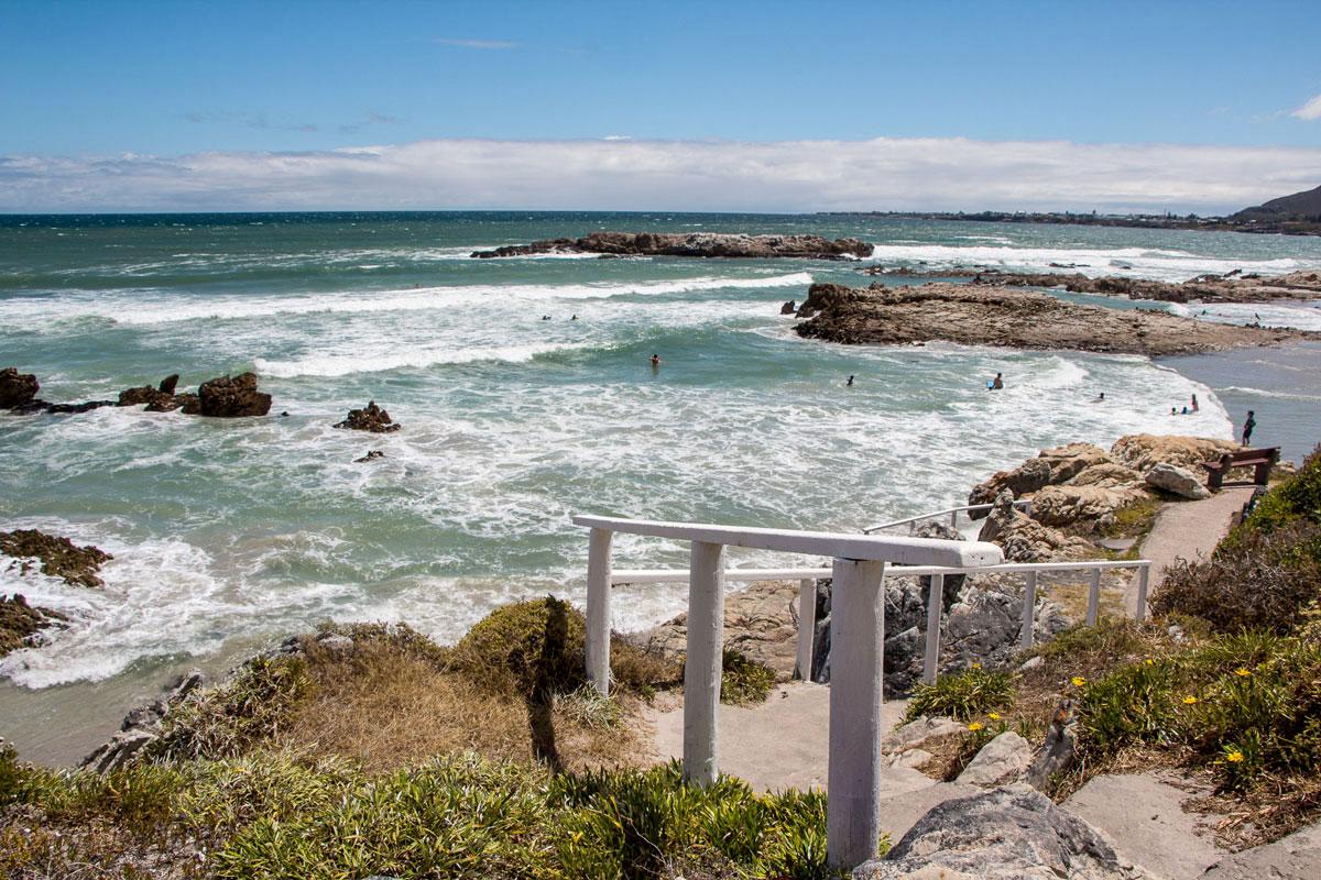 Het "Klippenpad" in Hermanus voert je langs de zee langs de Fynbos-vegetatie en zwembaden