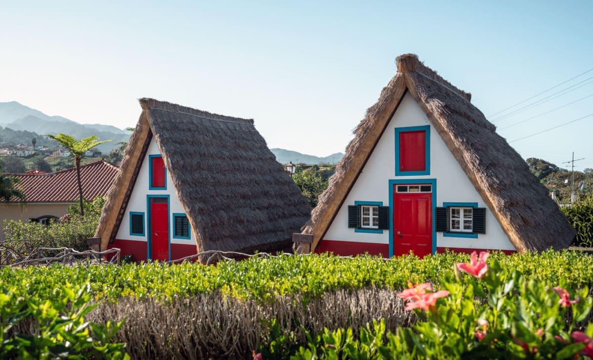 Maisons anciennes de Santana à Madère surévaluées