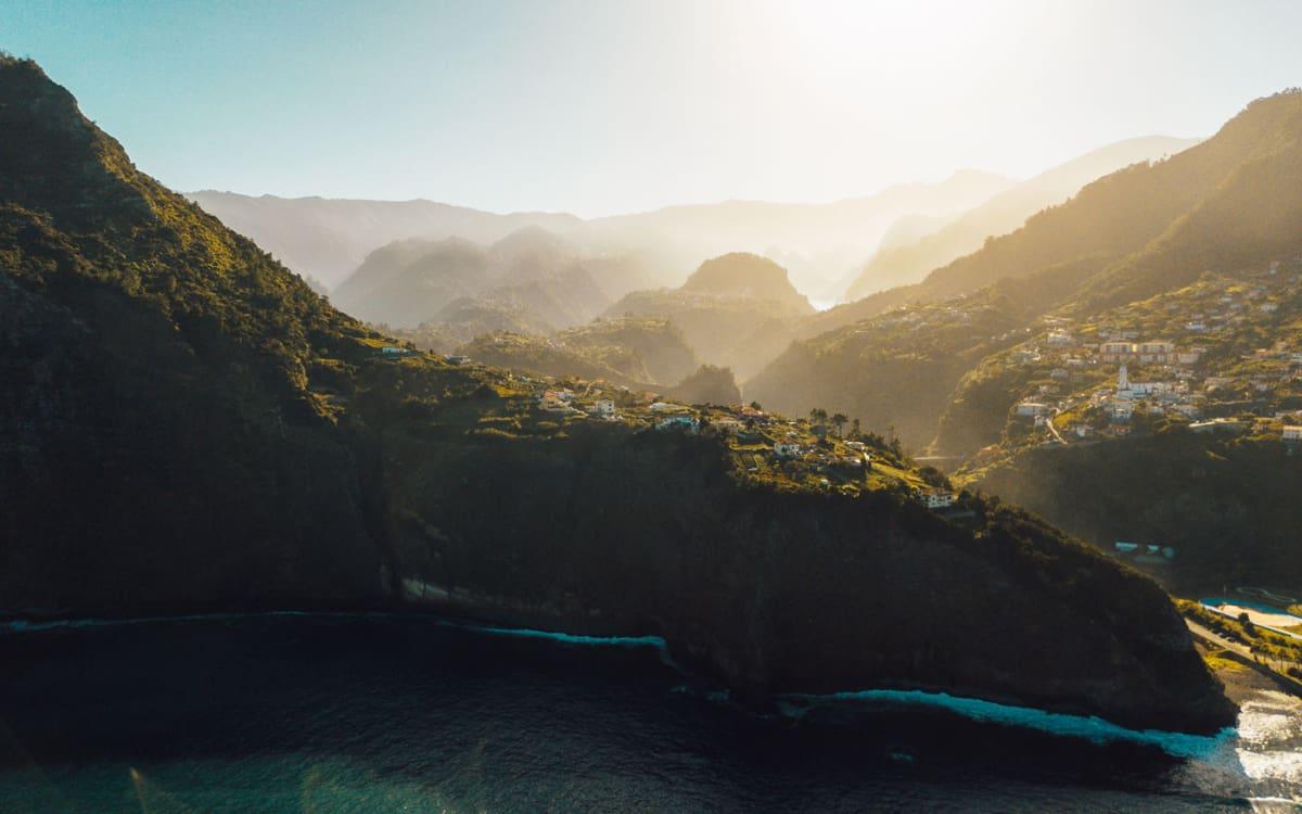 La côte escarpée est particulièrement belle à São Vicente à Madère