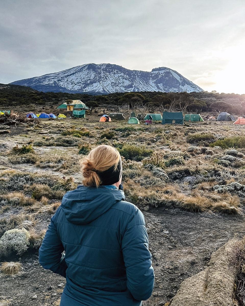 Uitzicht vanaf het Shira Cave Camp op de top van de Kilimanjaro.