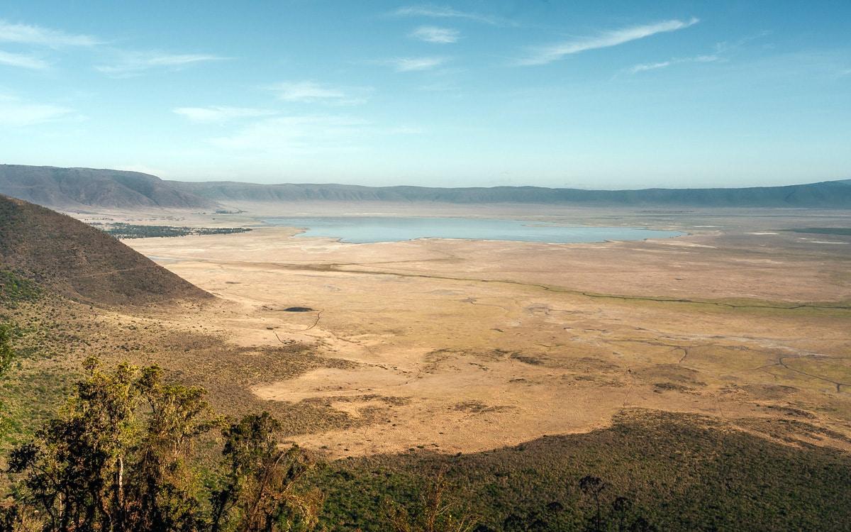 Uitzicht vanaf het uitkijkpunt aan de rand van de krater op de Ngorongoro Crater Conservation Area beneden in de krater.